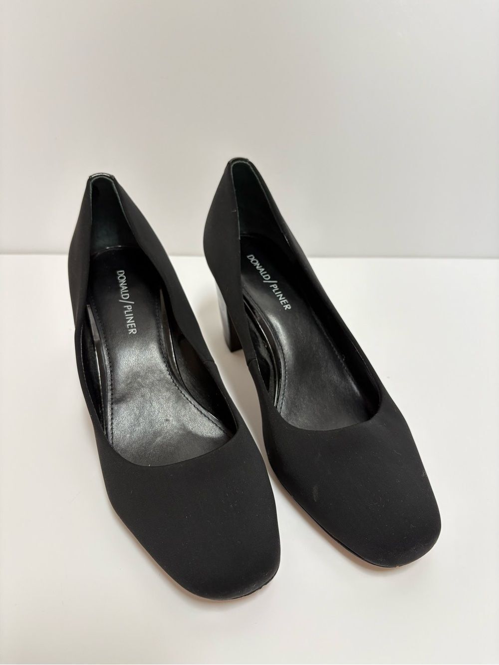 Donald J. Pliner Black Rounded Toe Mid-Heel Pumps 9M